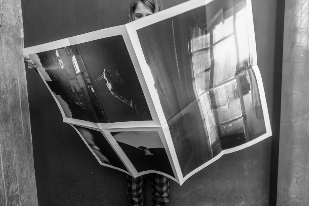 Póster desplegado 72 x 102 cm., dorso / Foto: Florencia Trincheri