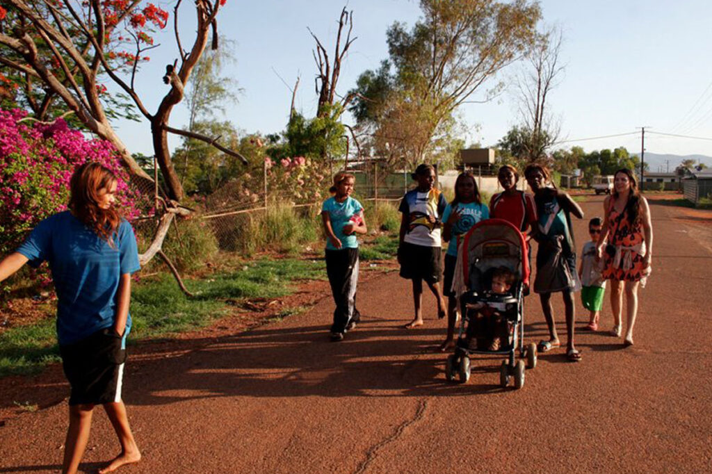 Paseo por Papunya, 2011 / Foto: Tamara Burlando