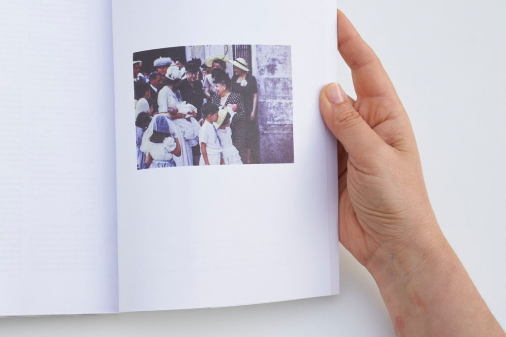 JO en el bautismo de Patricia y su hermano gemelo, a quien sostiene en brazos